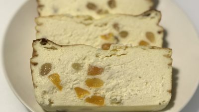 Творожная запеканка с изюмом и курагой