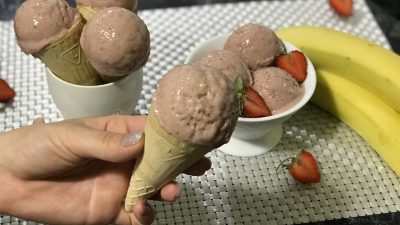 Банановое мороженое с клубникой без сахара и сливок