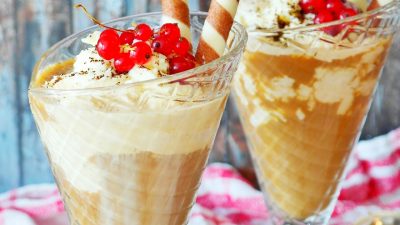 Айс-кофе с мороженым и взбитыми сливками