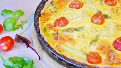 Пирог со спаржей, помидорами черри и козьим сыром