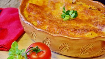 Лазанья с мясным фаршем, яблоками и помидорами
