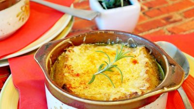 Луковый суп с белым вином и сырными тостами