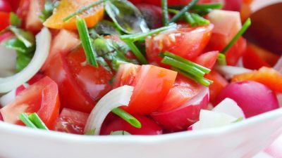 Салат с редисом, морковью и помидорами