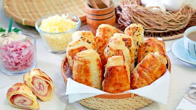 Слоеные рулеты с сыром и ветчиной из готового теста