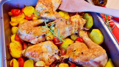 Запеченные куриные бедрышки с картофелем, помидорами черри и чесноком