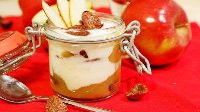 Десерт с яблочным пюре и сметанным муссом