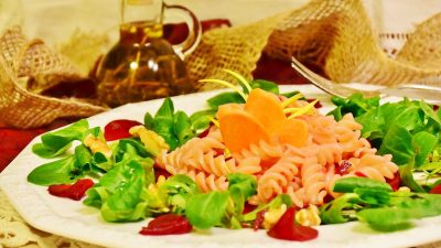 Макароны со свеклой, чесноком и грецкими орехами