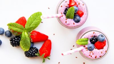 Ягодный смузи на натуральном йогурте