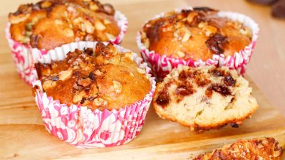 Банановые маффины с шоколадом и орехами