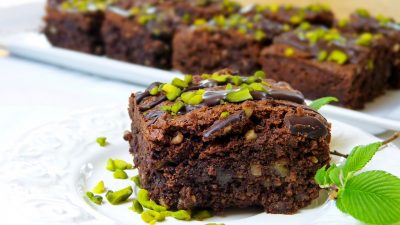 Шоколадные брауни с фисташками
