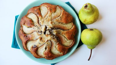 Грушевый пирог с шоколадом и корицей