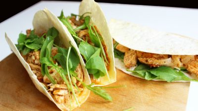 Тако с курицей, луком и сыром