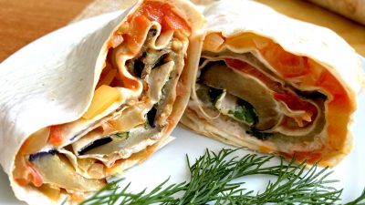 Рулет из лаваша с баклажанами, помидорами и перцем