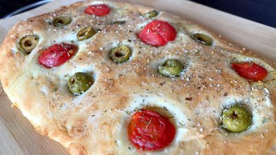 Итальянская Фокачча с травами и помидорами черри