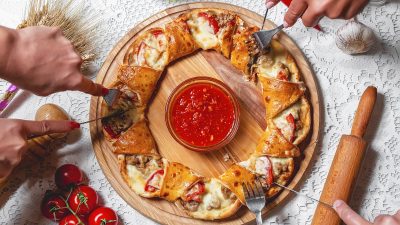 Мясной пирог из дрожжевого теста с сыром моцарелла