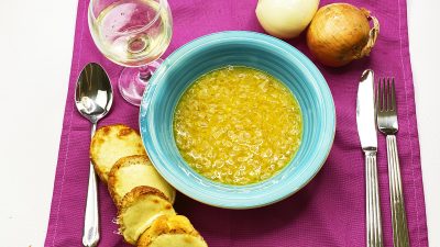 Французский луковый суп с гренками и сыром