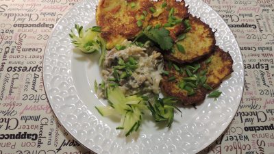Драники картофельные с шампиньонами и сметаной