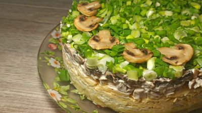 Слоеный салат с картофелем, грибами и курицей