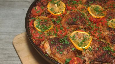 Курица по-испански с охотничьими колбасками, овощами и рисом