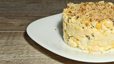 Салат с курицей, кукурузой и черносливом