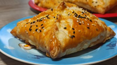 Слойки с курицей и сливочным сыром