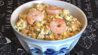 Салат с креветками, кукурузой и рисом