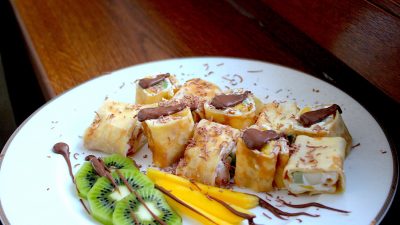 Блинные роллы с творожной начинкой и свежими фруктами