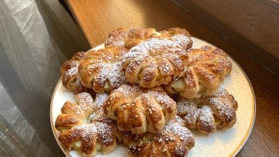 Яблочные колечки в слоеном тесте с кунжутом