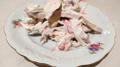 Салат с копченой курицей, крабовыми палочками и соленым огурцом