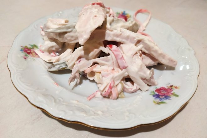 Салат с копченой курицей, крабовыми палочками и соленым огурцом, рецепт с фото и видео