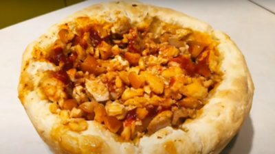 Пирог из дрожжевого теста с курицей и сыром