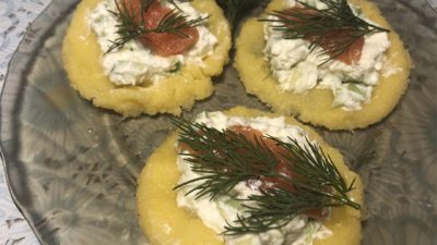 Корзиночки из поленты с творожным сыром, рыбой и авокадо