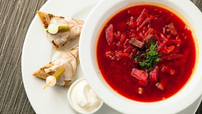 Украинский борщ с говядиной и копченым салом