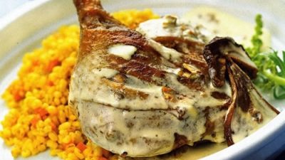 Утка по-краковски с грибным соусом и гарниром