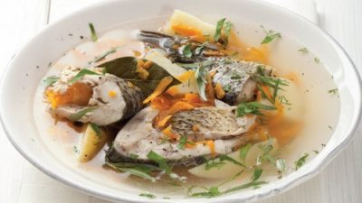 Уха из речной рыбы с корнем пастернака
