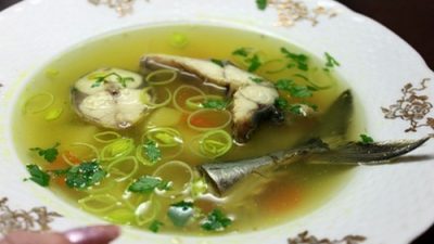 Уха из скумбрии с зеленью