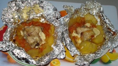 Узелки из фольги с мясом и сыром