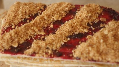 Вафельные пирожные со смородиной