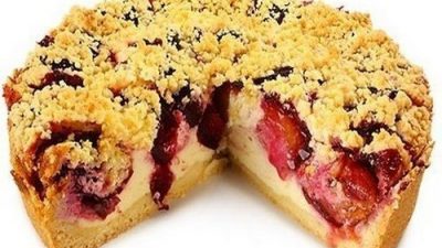 Ванильный пирог со сливами и персиками