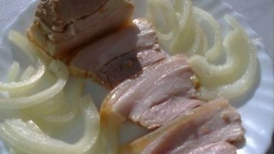 Вареная свиная грудинка по-домашнему