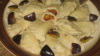 Вареники из творожного теста со сливами