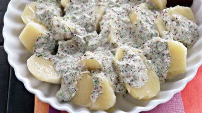 Вареный картофель с горчично-сметанным соусом