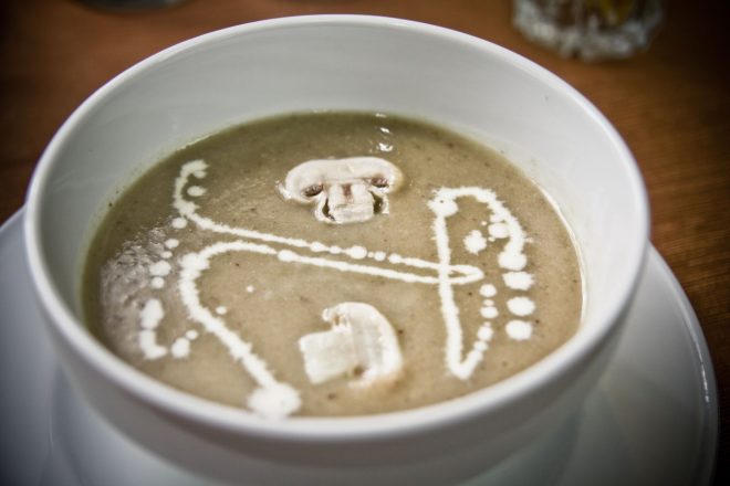 Вегетарианский крем-суп из грибов на сливках