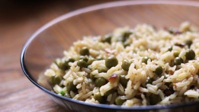 Вегетарианский рис с зеленым горошком и миндалем