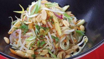 Вегетарианский салат с яичной лапшой