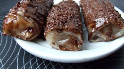 Вьетнамские блинчики с бананами и орехами в шоколаде