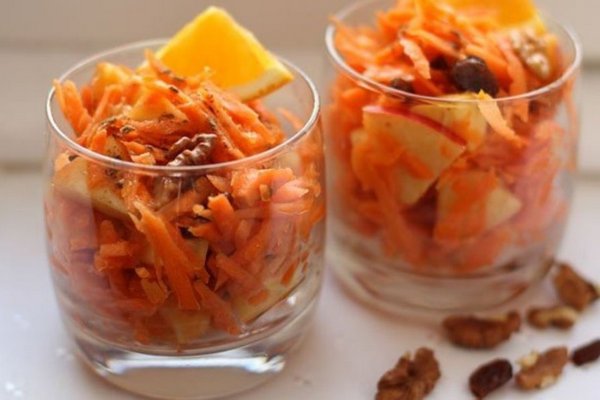 Салат с морковкой, изюмом и сухариками
