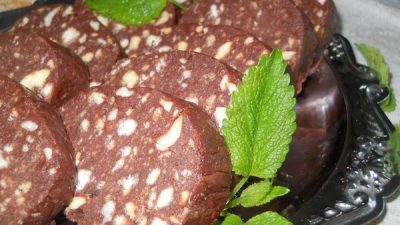 Вкусная чайная колбаска из печенья