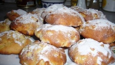 Вкусные домашние булочки с яблоком