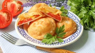 Вкусные пирожки «Бомбочки» с помидорами и брынзой